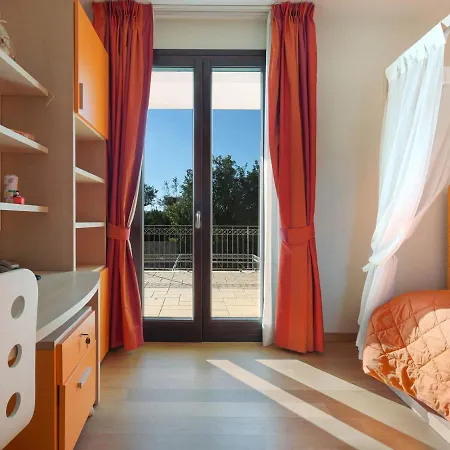 Sleeps 11 Pool Air Con